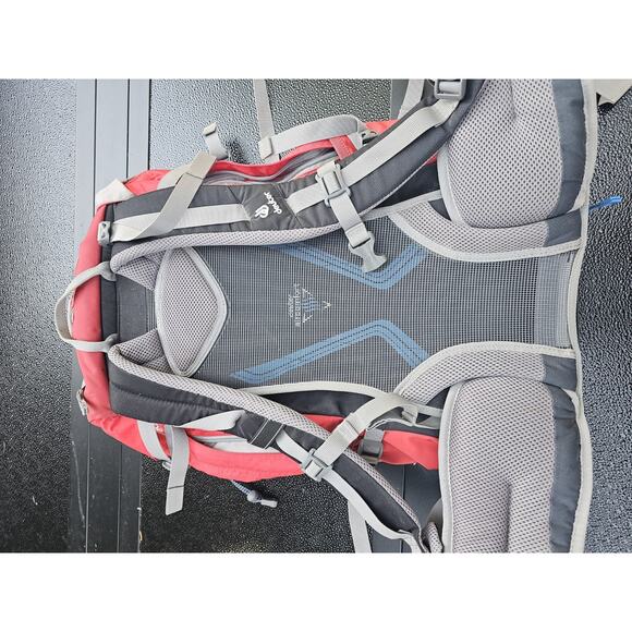 Deuter Futura 32 AC Backpack - Hydration Compatible - Great Daybag - Picture 8 of 16
